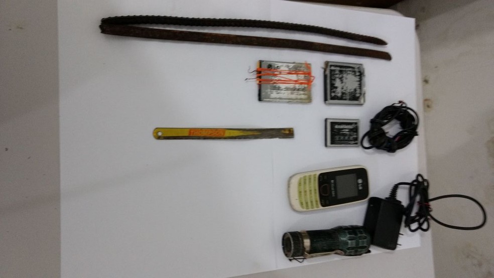 Vários objetos foram encontrados com os detentos durante a abordagem (Foto: Divulgação/Sejus)
