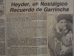 Ex-ponta, Heyder guarda o jornal uruguaio que o compara a Garrincha (Foto: Reprodução/Arquivo pessoal)