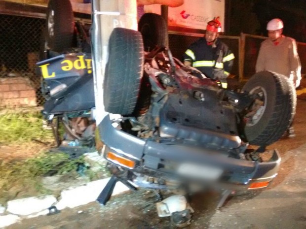 Caminhonete ficou destruída no acidente ocorrido na madrugada, em Campo Grande, MS (Foto: José Aparecido/ TV Morena)