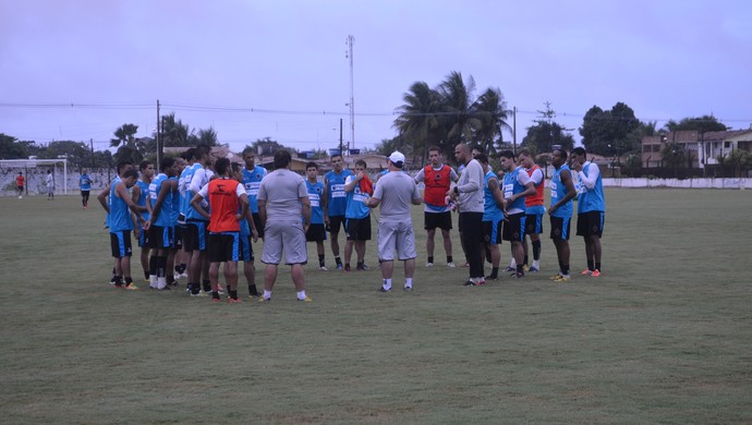 Vilar, jogadores do Botafogo-PB reunidos (Foto: Amauri Aquino / GloboEsporte.com)