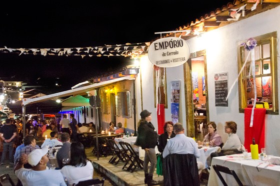 Bares e de restaurantes na rua do Rosário (Foto: © Haroldo Castro/Época)