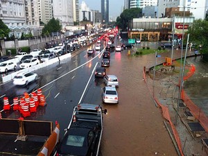 Chuva deixou ponto de alagamento em trecho inicial da Avenida Cidade Jardim (Foto: G1)