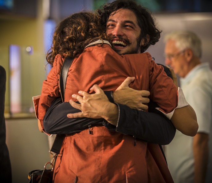 Miguel abraça Tereza na volta ao Brasil (Foto: Inácio Moraes/ Gshow)