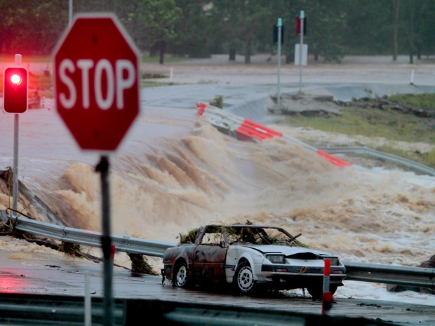 As enchentes ocorridas em Oxenford . Três pessoas foram mortas, dezenas foram arrancadas dos telhados e carros foram abandonados (Foto: AFP PHOTO / Brett Faulkner )