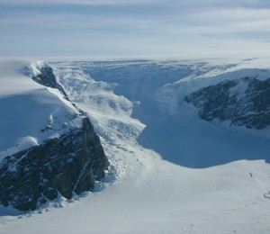 A península Antártica, fotografada pela NASA. Sob o gelo, mesmo sem luz, há milhares de formas de vida (Foto: NASA)