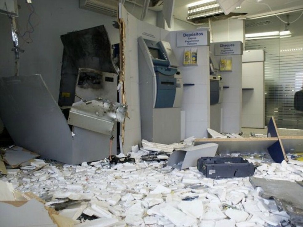 Bancos de Jaguaruana foram explodidos e população relata pânico (Foto: Arquivo pessoal)