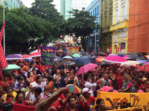 Avenida Rio Branco é tomada por manifestantes no Recife (Foto: Thays Estarque / G1)