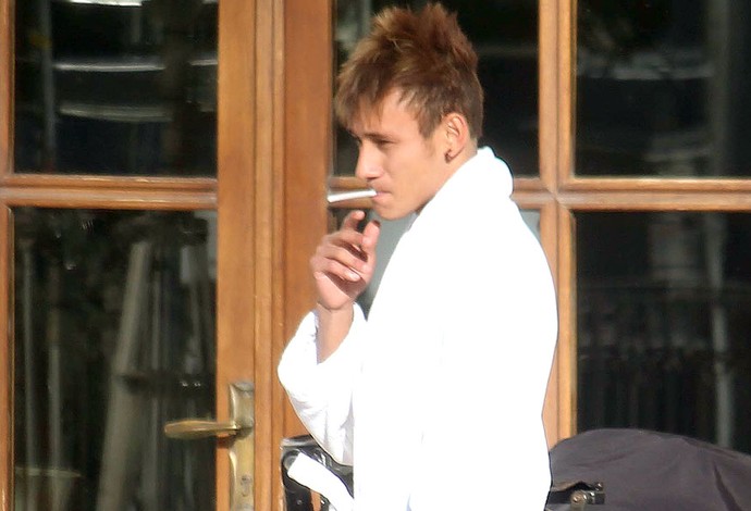 dublê Neymar fumando gravação (Foto: Look Press Agency)