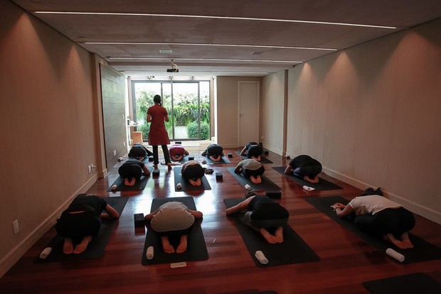 A aula de ioga beneficente (Foto: Agnews)