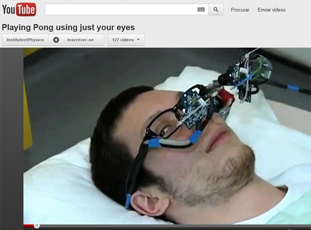 Estudante testa uso de sistema de detecção de movimentação de olhos (Foto: Reprodução)