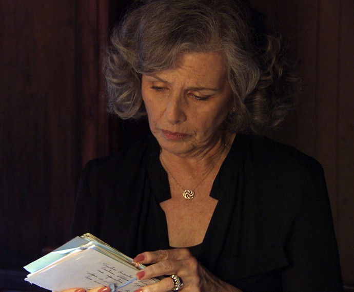 Com as cartas do apssado na mão, Vitória sofre (Foto: TV Globo)
