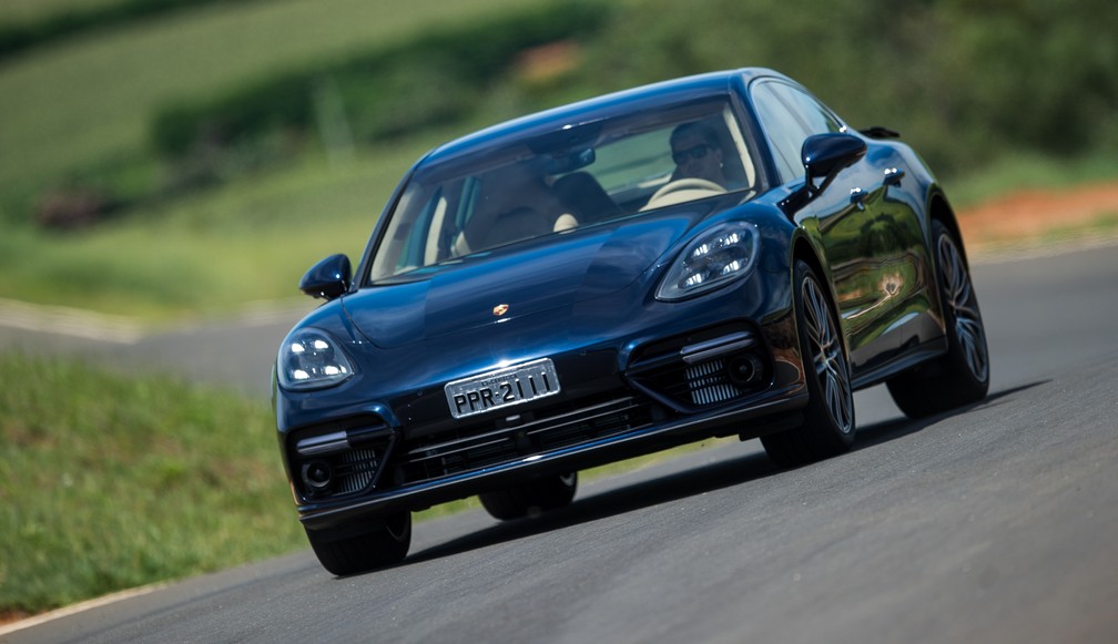 Faróis de LED são de série no Porsche Panamera (Foto: Divulgação/Porsche)