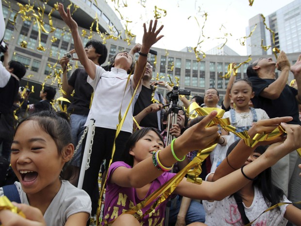 Cidadãos de Tóquio comemoram escolha da capital japonesa para sediar jogos olímpicos de 2020. (Foto: Greg Baker/AP)