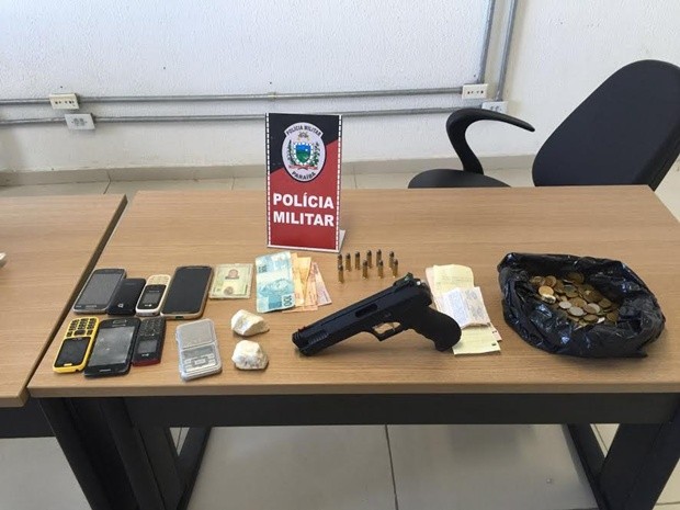 Polícia apreendeu uma quantia de drogas, um simulacro de arma de fogo e outros materiais na residênci (Foto: Divulgação/Secom-PB) Polícia apreendeu uma quantia de drogas, um simulacro de arma de fogo e outros materiais na residênci (Foto: Divulgação/Secom-PB)