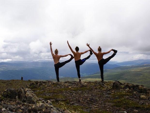 As três amigas em foto tirada na Noruega (Foto: Reprodução/Facebook/The Topless Tour)