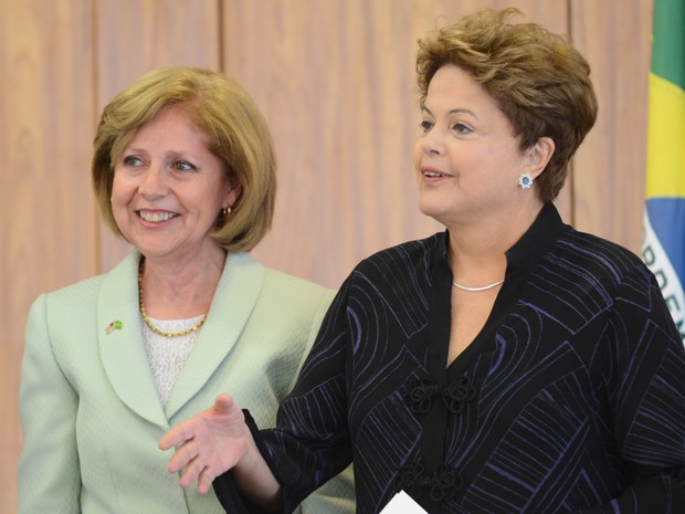 A presidente Dilma Rousseff com a embaixadora dos Estados Unidos, Liliana Ayalde, no Palácio do Planalto (Foto: Antonio Cruz / Agência Brasil)