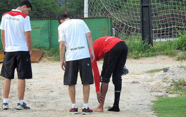 Felipe sente o tornozelo no treino do Flamengo (Foto: Richard Souza / Globoesporte.com)