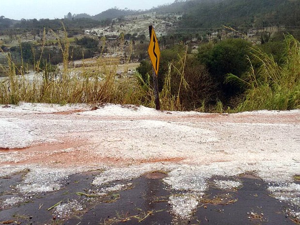 Granizo tomou conta da SP-207, que liga São Sebastião da Grama a Rio Pardo (Foto: VC no G1)
