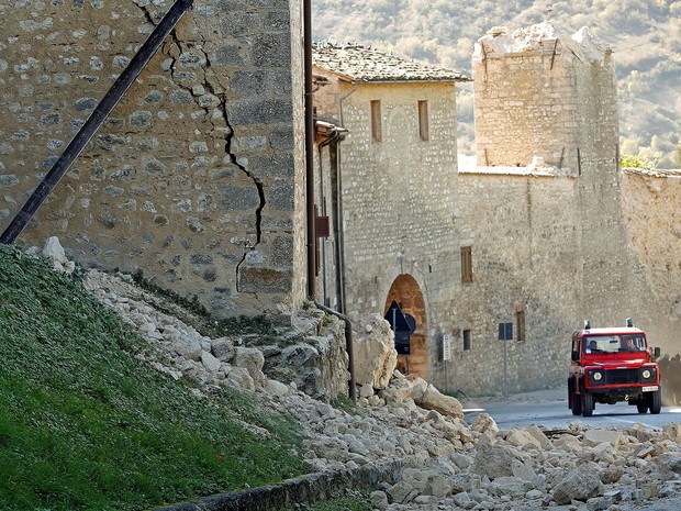 Terremoto em Norcia, na Itália, causou destruição (Foto: Remo Casilli/Reuters)