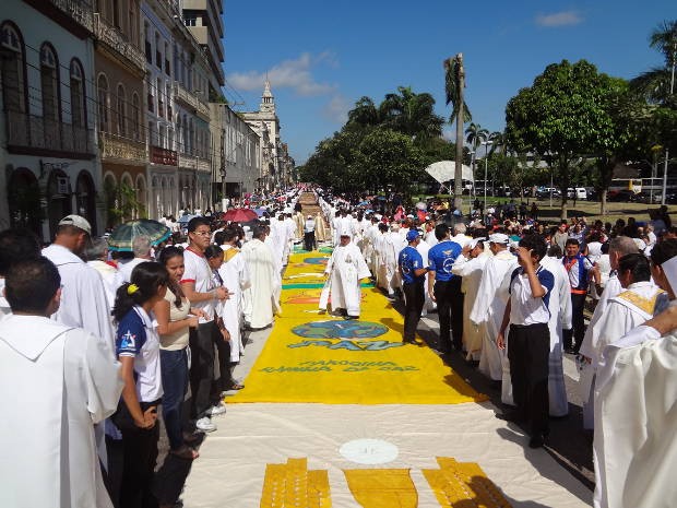 Cortejo em tapete de serragem marca a festa de Corpus Christi em Belém (Foto: Evandro Santos/G1)