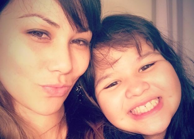 Arianne tenta provar que a filha não precisa frequentar sala especial (Foto: Arquivo Pessoal/BBC) Arianne tenta provar que a filha não precisa frequentar sala especial (Foto: Arquivo Pessoal/BBC)