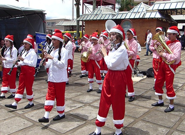 A Banda dos Noéis trouxe músicas natalinas para o público, em Guarapuava (Foto: Luiz Renato Correa/ RPC)