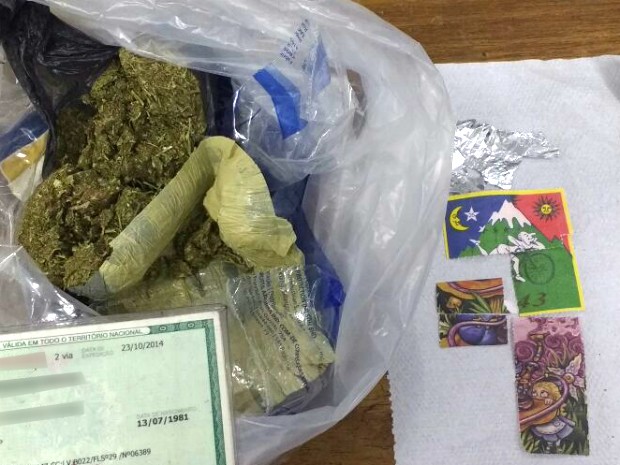 Mulher é flagrada tentando entregar drogas para o filho preso em CDP (Foto: SSP/Divulgação)