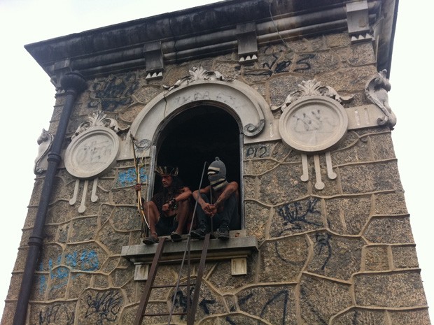 Índios se posicionam na parte mais alta do antigo museu (Foto: Renata Soares/G1)