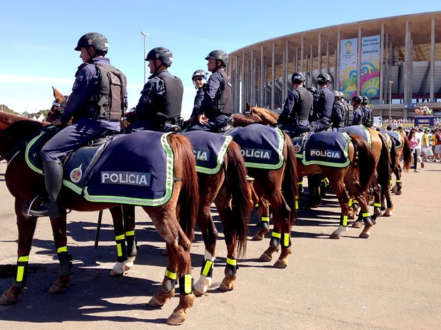 Cavalaria da Polícia Militar na entrada do Estádio Mané Garrincha, onde Argentina e Bélgica se enfrentam pelas quartas de final da Copa do Mundo (Foto: Natalia Godoy/G1)