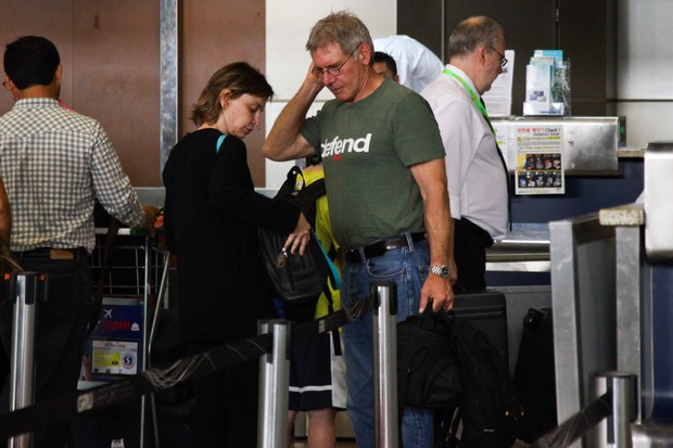 Harrison Ford com a família no aeroporto de Guarulhos, em São Paulo (Foto: Manuela Scarpa / Foto Rio News)