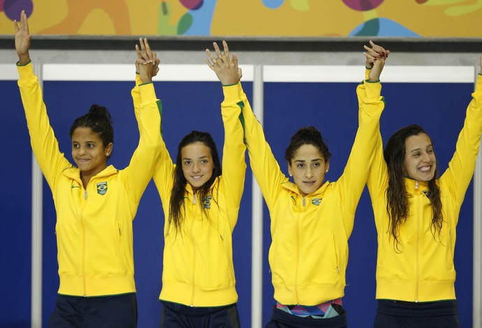 Etiene Medeiros, Jhennifer Conceição, Daynara de Paula e Larissa Martins comemoram o bronze nos 4x100m medley (Foto: Erich Schlegel-USA TODAY Sports) Etiene Medeiros, Jhennifer Conceição, Daynara de Paula e Larissa Martins comemoram o bronze nos 4x100m medley (Foto: Erich Schlegel-USA TODAY Sports)