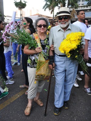 Flores foram levadas para presentear policais em serviço durante protesto. (Foto: Renê Dióz/G1)