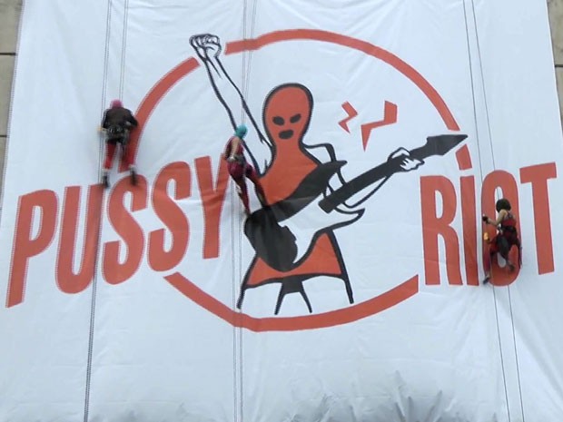 G Em Novo Clipe Banda Pussy Riot Queima Retrato De Putin Not Cias