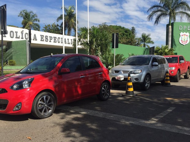Carros apreendidos pela Polícia Civil durante operação que prendeu suspeitos de cobrar até R$ 15 mil para 'furar fila' do Morar Bem (Foto: Gabriel Luiz/G1)