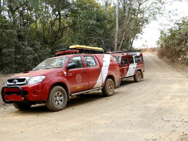Viatura do Corpo de Bombeiros em estrada de terra próxima ao Rio São Bartolomeu, no DF, onde jovem morreu afogado (Foto: Corpo de Bombeiros do DF/Divulgação) Viatura do Corpo de Bombeiros em estrada de terra próxima ao Rio São Bartolomeu, no DF, onde jovem morreu afogado (Foto: Corpo de Bombeiros do DF/Divulgação)
