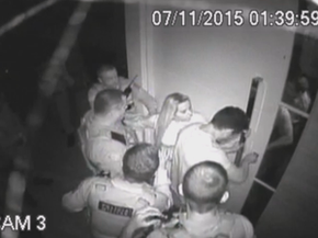 PM chegou a puxar dona da casa pelo braço (Foto: Reprodução/G1)