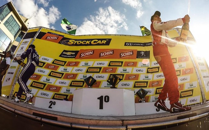 Sérgio Jimenez comemora vitória na segunda corrida da Stock Car (Foto: Duda Bairros Fotografia)