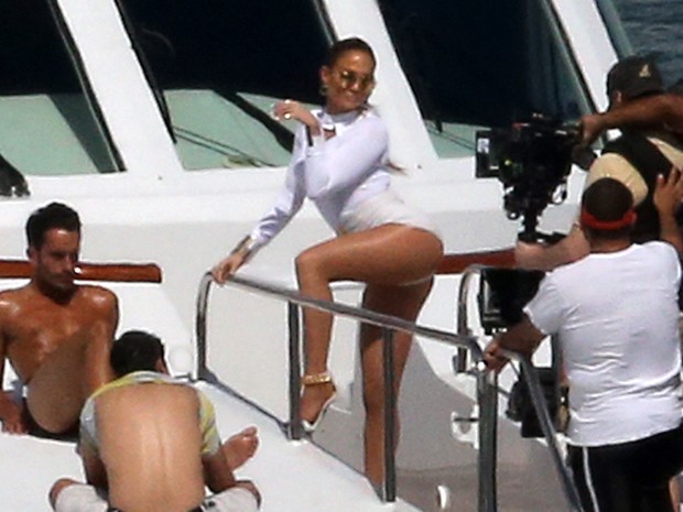 Jennifer Lopez grava clipe em iate em Miami, nos Estados Unidos (Foto: Grosby Group/ Agência)