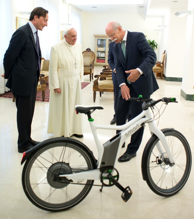 Papa Francisco recebe bicicleta elétrica de Dieter Zetsche, presidente da Mercedes (Foto: Divulgação)