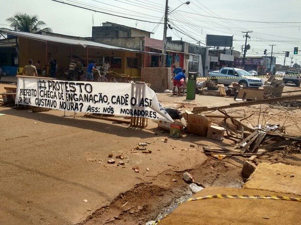 Moradores fecham rua reinvindicando asfalto em Porto Velho (Foto: Hosana Morais/G1)