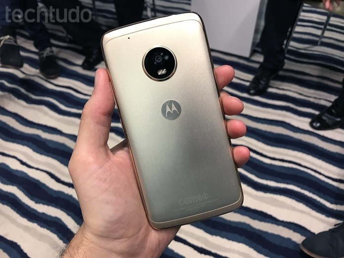 Moto G5 Plus ganhou corpo em alumínio nas cores dourada e grafite (Foto: Thássius Veloso/TechTudo)