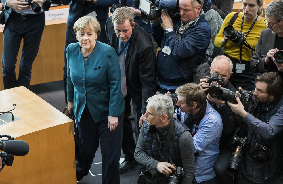 Chanceler alemã fala sobre escândalo de emissões da Volkswagen (Foto: Odd Andersen / AFP)