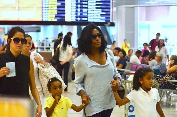 Glória Maria embarca no aeroporto do RJ (Foto: William Oda / Agnews)