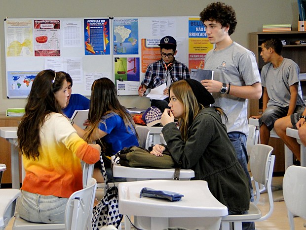 Dinho toma coragem para falar com Ju, mas a professora chega (Foto: Malhação / TV Globo)