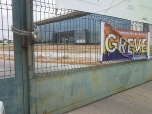 Portões foram fechados pelos servidores da Univasf em Petrolina, PE (Foto: Luciano Silva/ Arquivo pessoal)