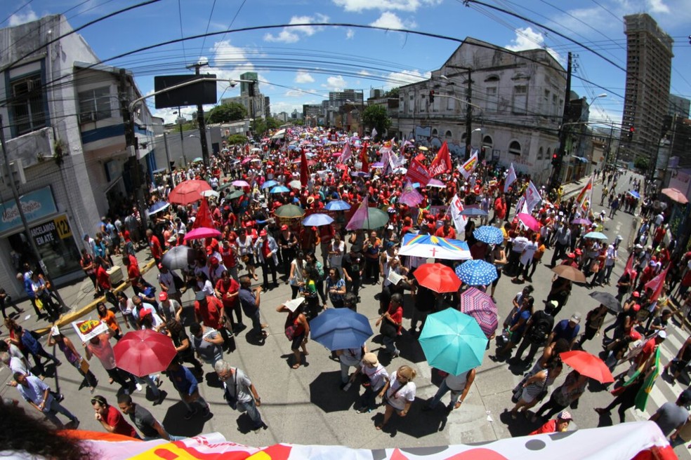 Manifestantes passam pelo cruzamento da Avenida Conde da Boa Vista com Rua da Soledade, nesta quarta-feira (15) (Foto: Marlon Costa/Pernambuco Press)