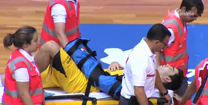 Saúl Blanco quebra braço liga endesa basquete (Foto: Reprodução/ACB)
