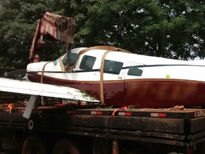 Avião monomotor foi encontrado no aeroporto de Paranavaí com várias marcas de tiros (Foto: Wilson Del Passo/ RPC)