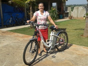 Para Madalena, a bike elétrica é sinônimo de independência. Com a 'bichinha' ela vai para todos os lugares (Foto: Luciane Cordeiro/G1 Paraná)