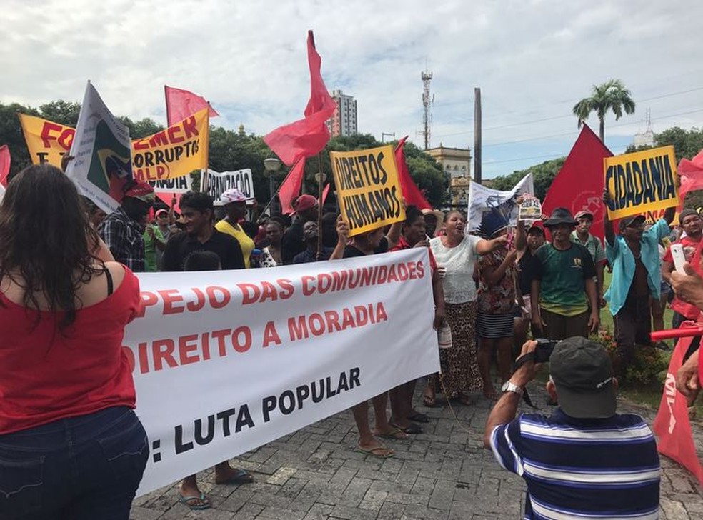 Manifestantes iniciaram ato na Praça da Saudade, em Manaus (Foto: Patrick Marques/G1 AM)
